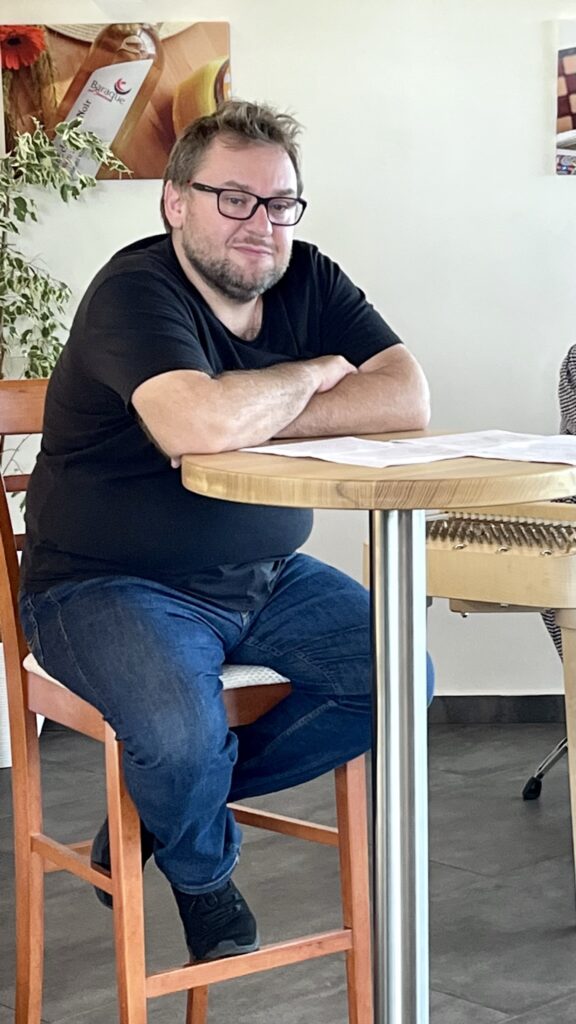 Milan Enčev při Literárně-vinném párování.